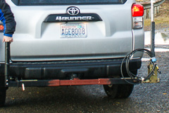 Trailer hitch T-adapter for radio mast mounts